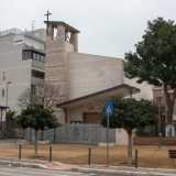 ...nella piazzetta dove si erge la parrocchia Santa Famiglia, punto di riferimento del luogo